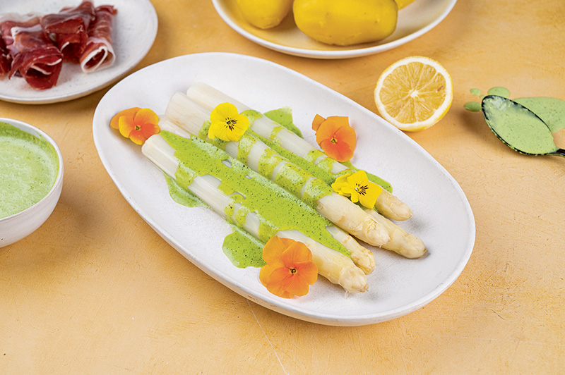Weißer Spargel mit grüner Bärlauch-Sauce