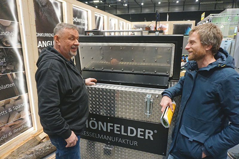 Der Heizkessel gibt Anweisungen zur Bestückung