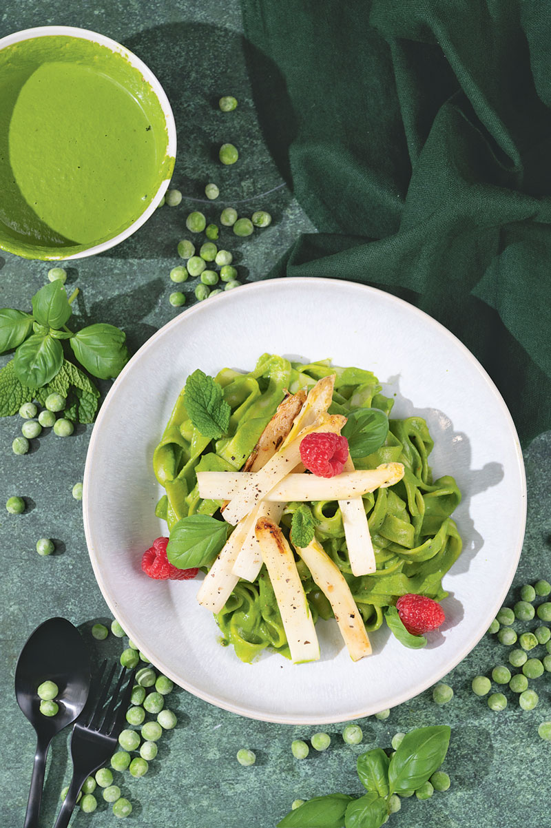 Spargel-Erbsen-Pasta mit Kräutern und Himbeeren