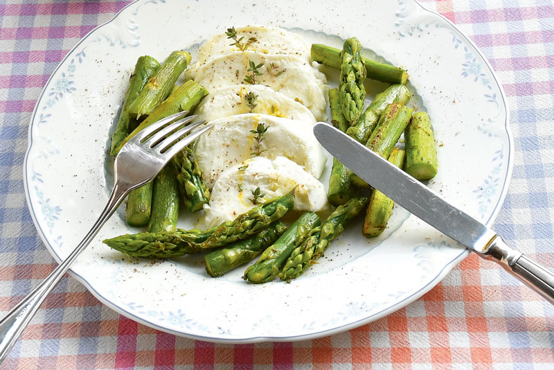 Grüner Spargel mit Mozzarella