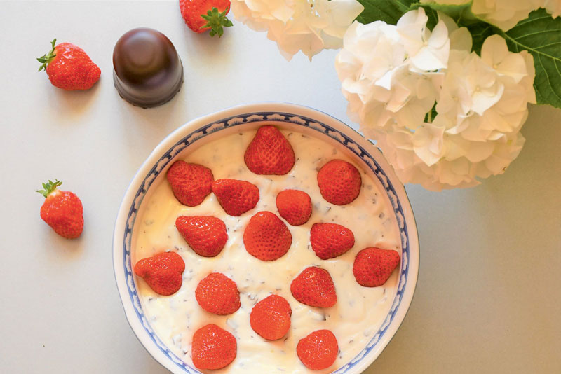 Schoko-Schaumkuss-Dessert mit Erdbeeren