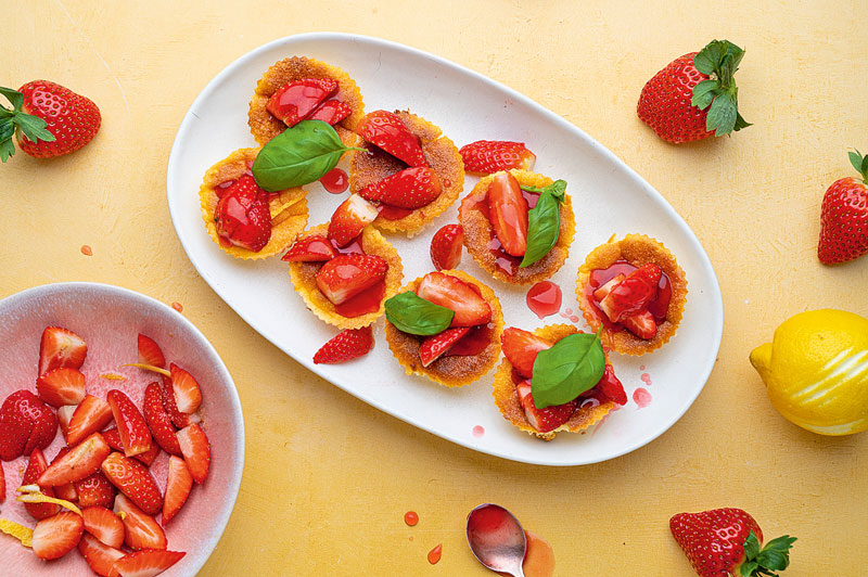 Japanische Cotton-Cheesecakes mit Erdbeeren