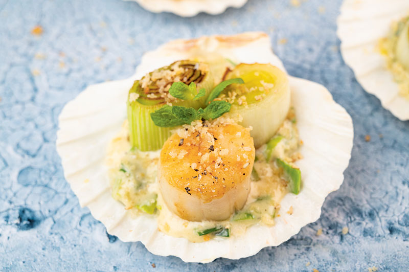 Lauch mit Jakobsmuschel und Panko-Crunch