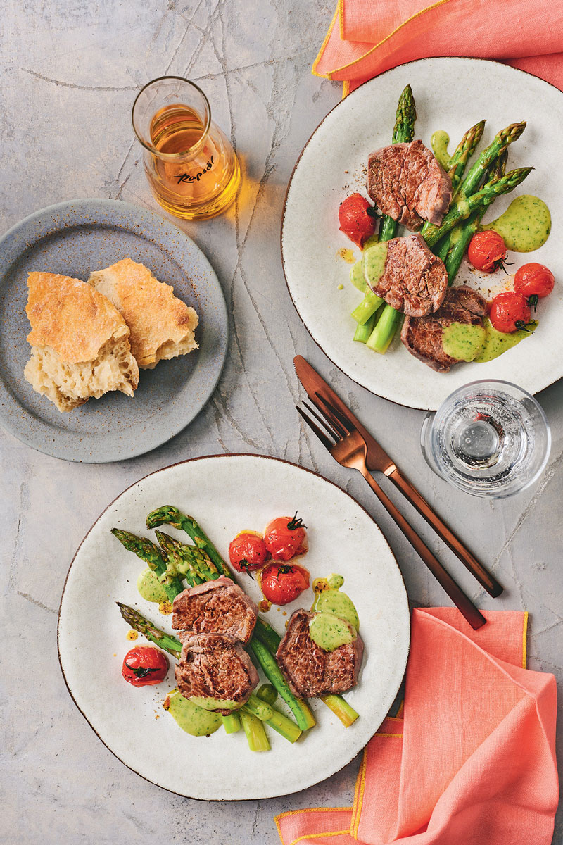 Minutensteaks mit Grünspargel und Ofentomaten