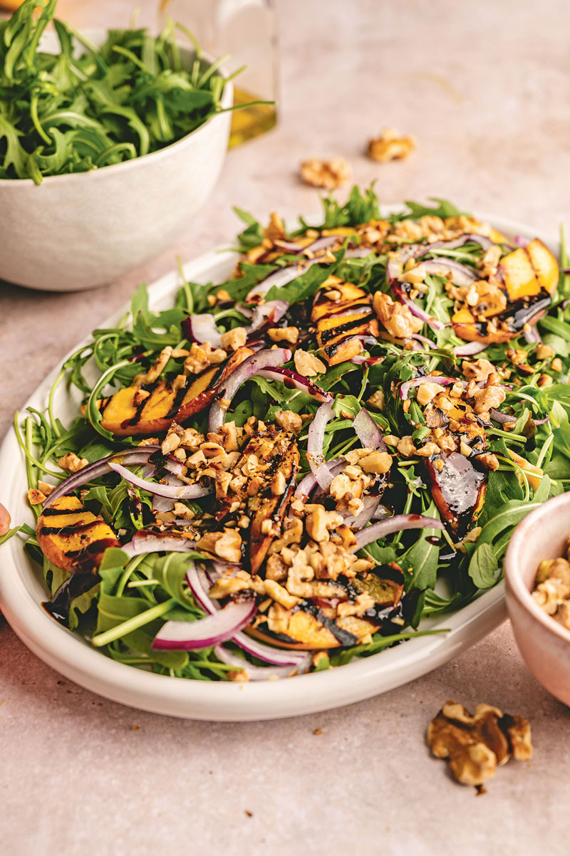 Pfirsich-Walnuss-Salat mit Rucola