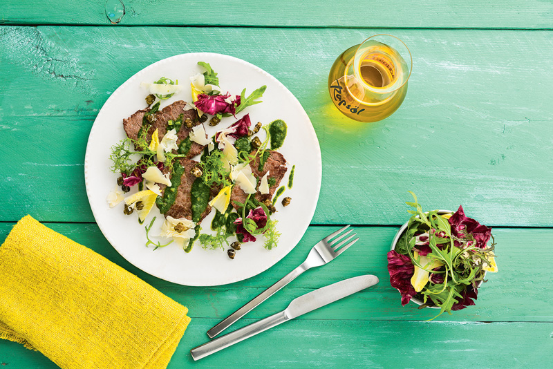 Minutensteaks mit grüner Salsa, Blattsalaten und frittierten Kapern